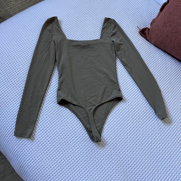 Aritzia Babaton Bodysuit in Basil Green - Picture 2 of 3